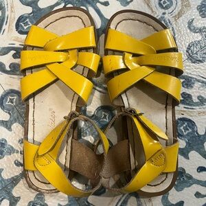 Girls’ Yellow Salt Water Sandals Size 1 Spring Summer Beach Pool GUC